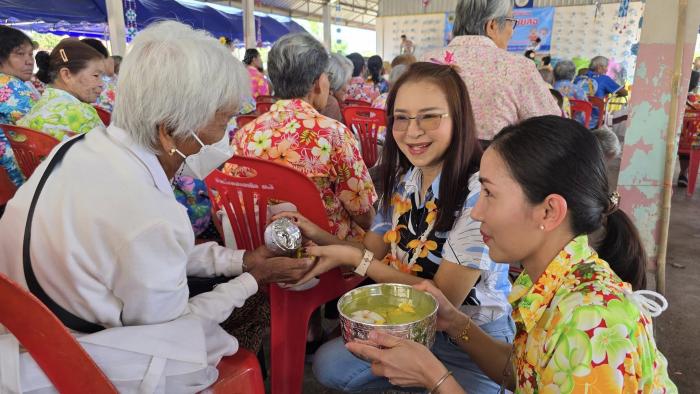 อบต.ไชยสอ จัดรดน้ำขอพรผู้สูงอายุ ตามว...
