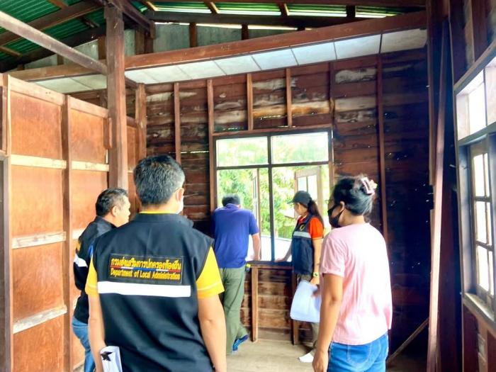 นายกนำทีมงานลงพื้นที่สำรวจบ้านเรือน เ...
